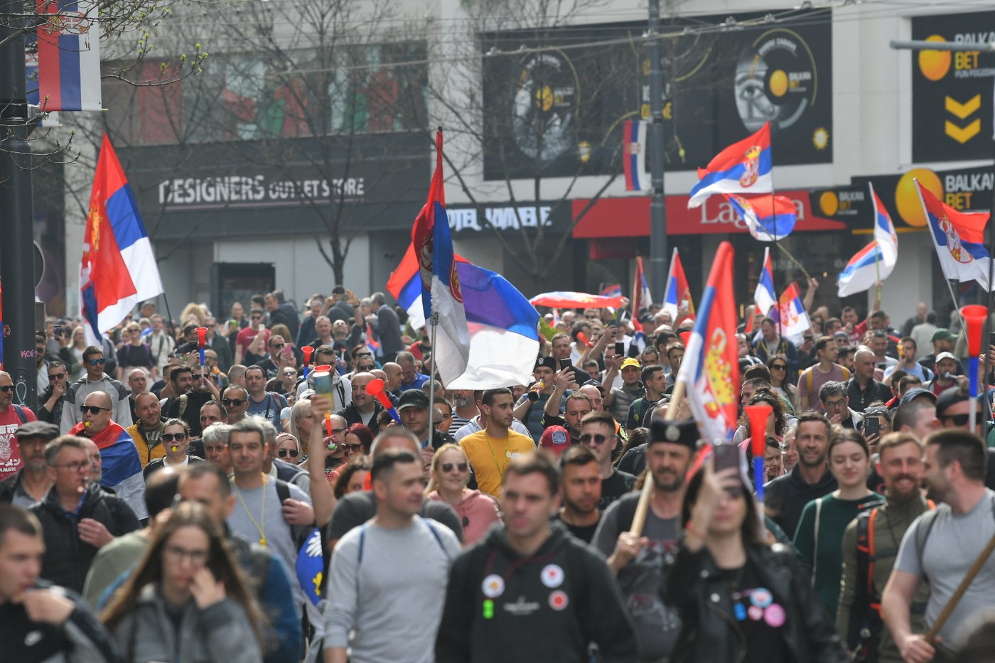 România, într-un fake news apărut în Belgrad, unde mii de oameni protestează. O mașină a intrat în mulțime în timpul demonstrațiilor