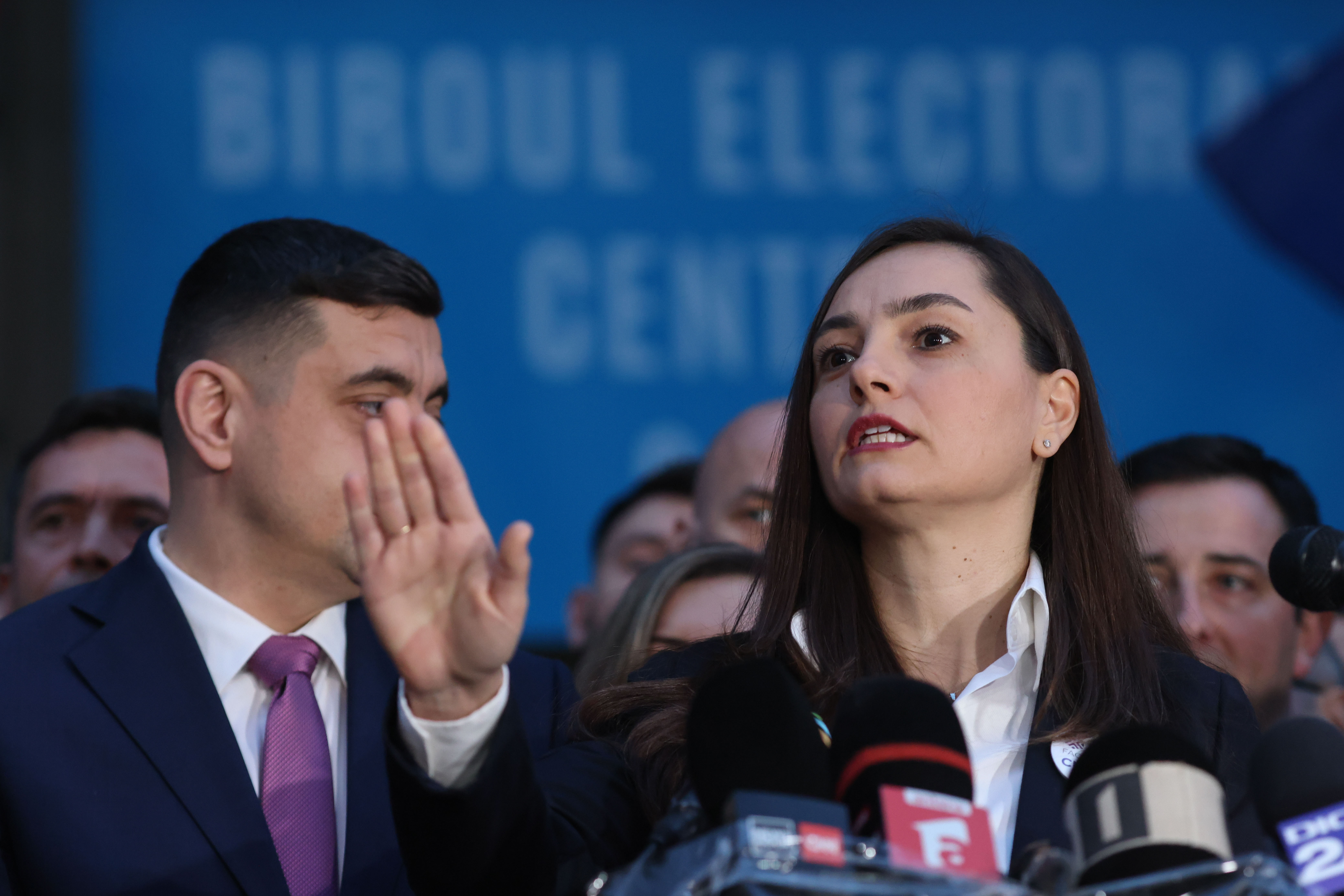 Șefa POT, arogantă cu jurnaliștii la depunerea candidaturii. Cum a răspuns Anamaria Gavrilă, întrebată cum va „reda turul 2 înapoi”