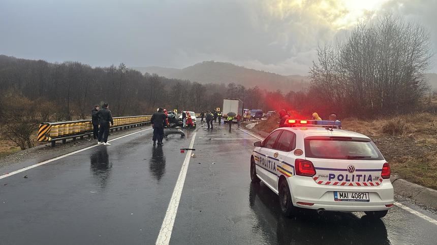Accident grav pe DN1 între două mașini și un TIR: Două femei au murit pe loc