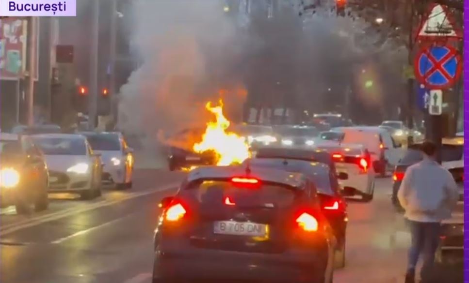 Alertă pe un bulevard din București: O mașină a luat foc în trafic