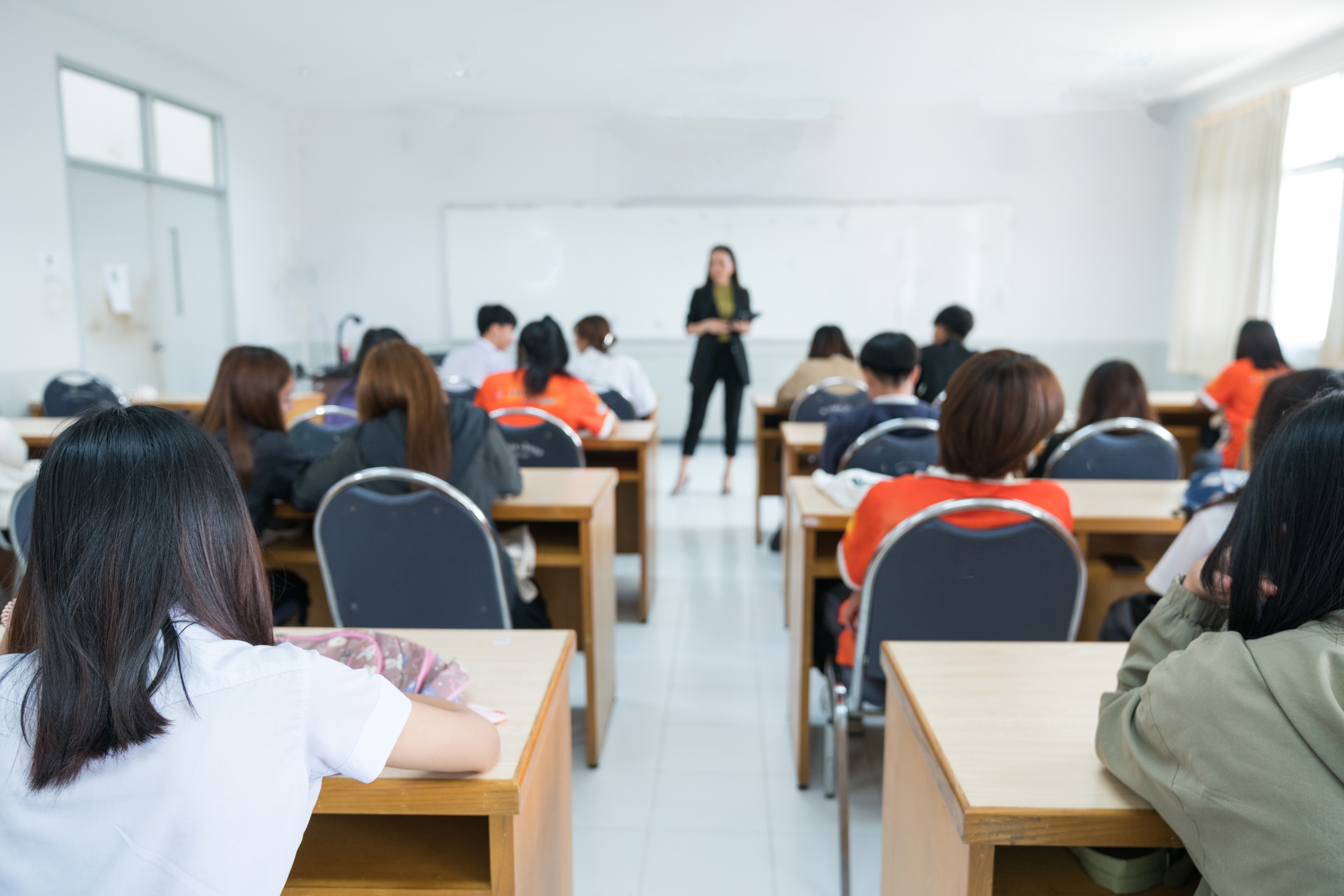 Începe simularea Evaluării Naţionale. Elevii de clasa a VIII-a susţin proba de Limba şi literatura română