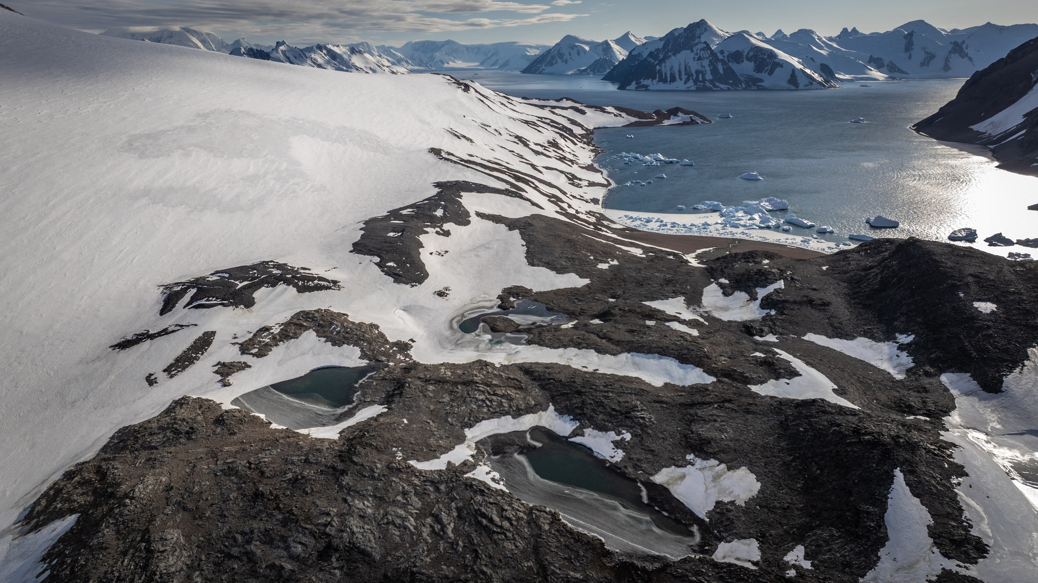 Alarmă în Antarctica. Mai mulți cercetători izolați pe continentul înghețat trăiesc cu frică din cauza unui coleg