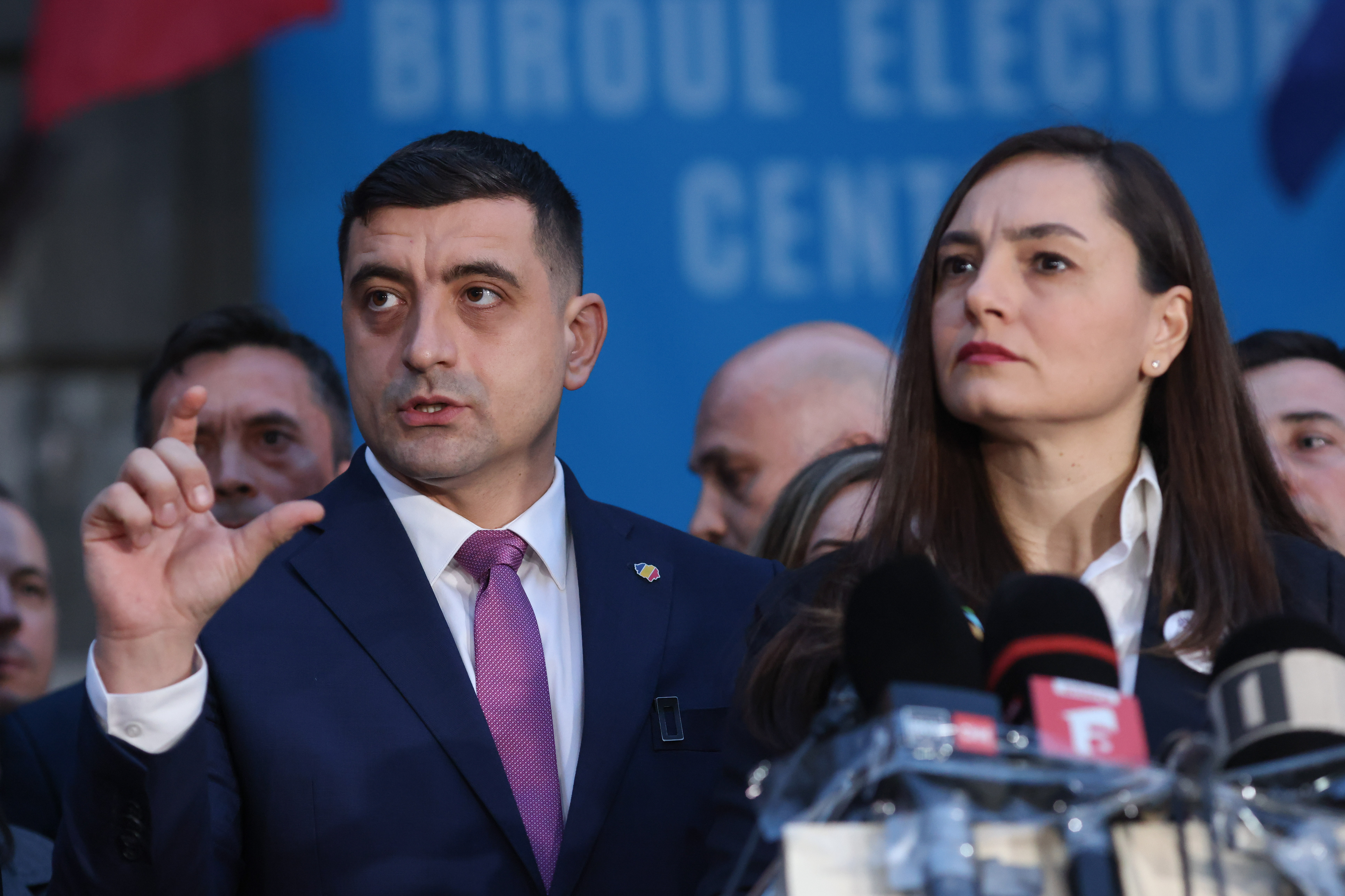 Nici George Simion, nici Anamaria Gavrilă nu se grăbesc să se retragă din cursa pentru prezidențiale. „O să facem un sondaj”