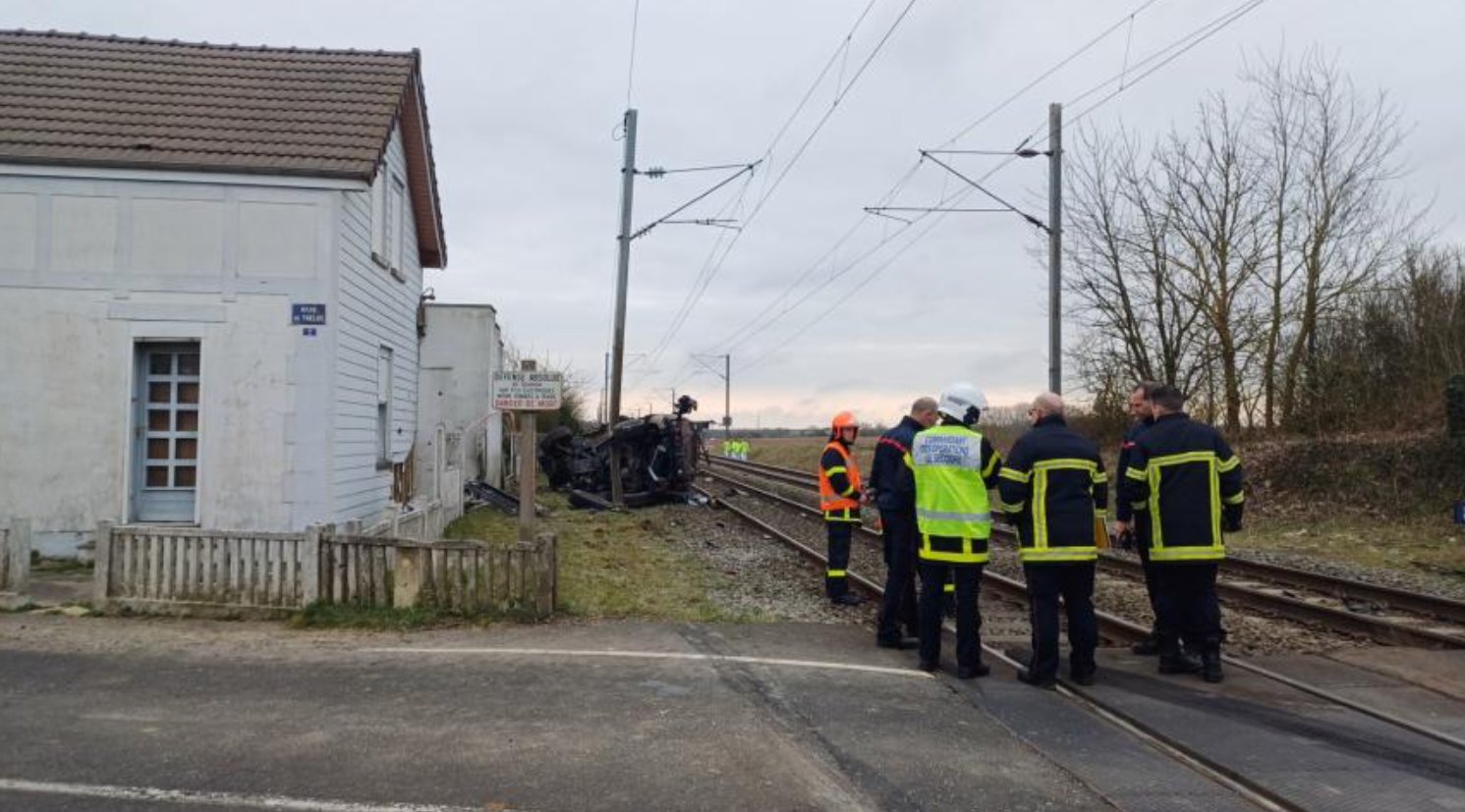 Doi soldați francezi au murit după ce mașina în care se aflau a fost lovită de un tren la o trecere la nivel cu calea ferată