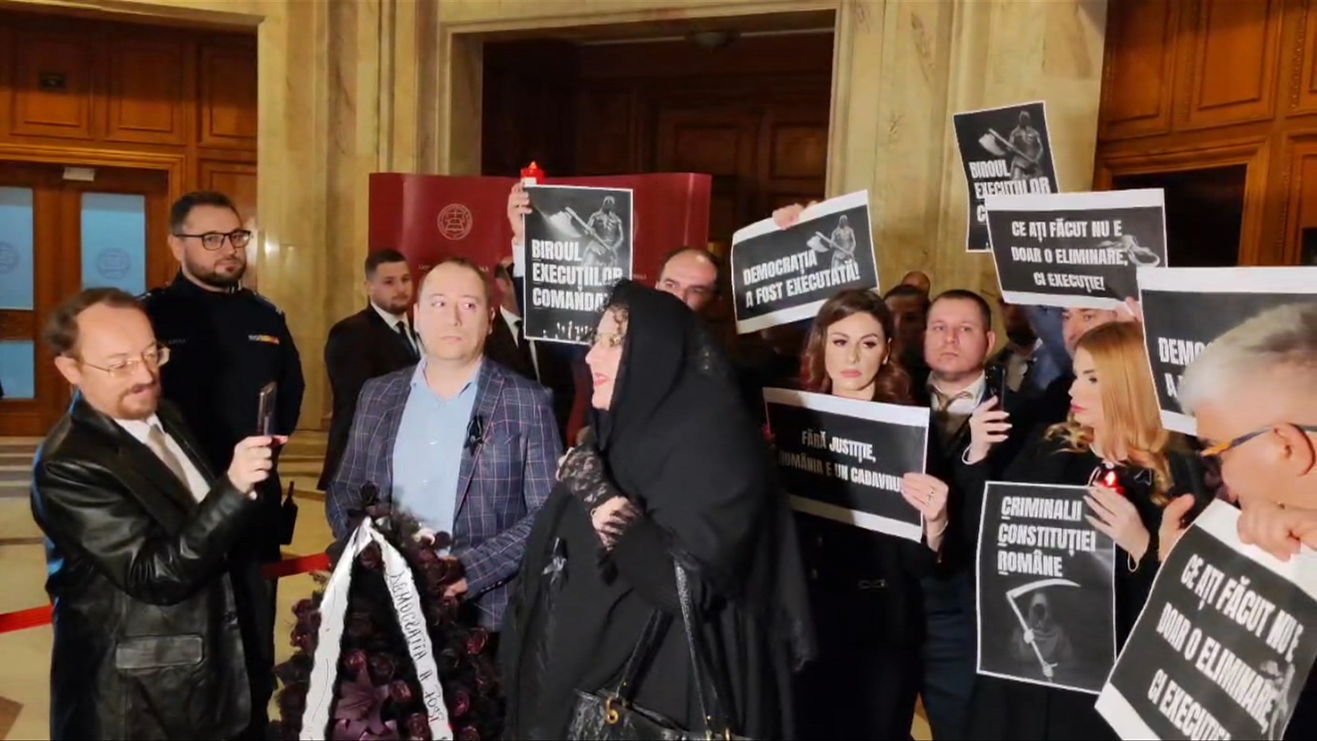 Diana Șoșoacă a mers cu o coroană funerară și lumânări la sediul CCR, înainte de ședința privind candidatura ei