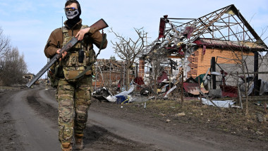 soldat rus într-un sat din Kursk după retragerea trupelor ucrainene