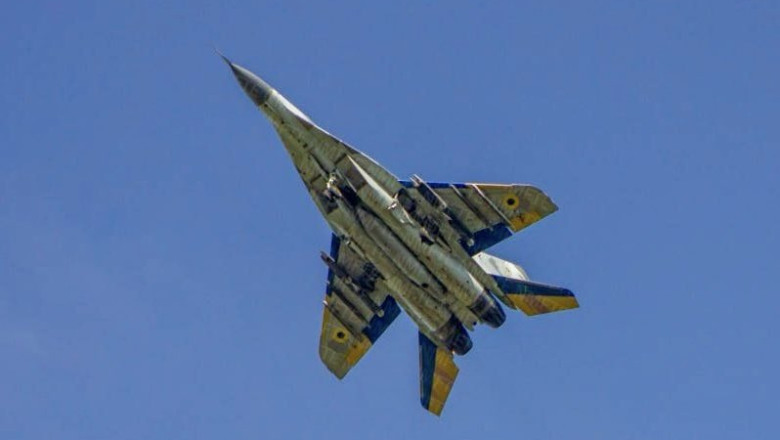avion MiG 29 Ucrainean in zbor, cu bombe atasate