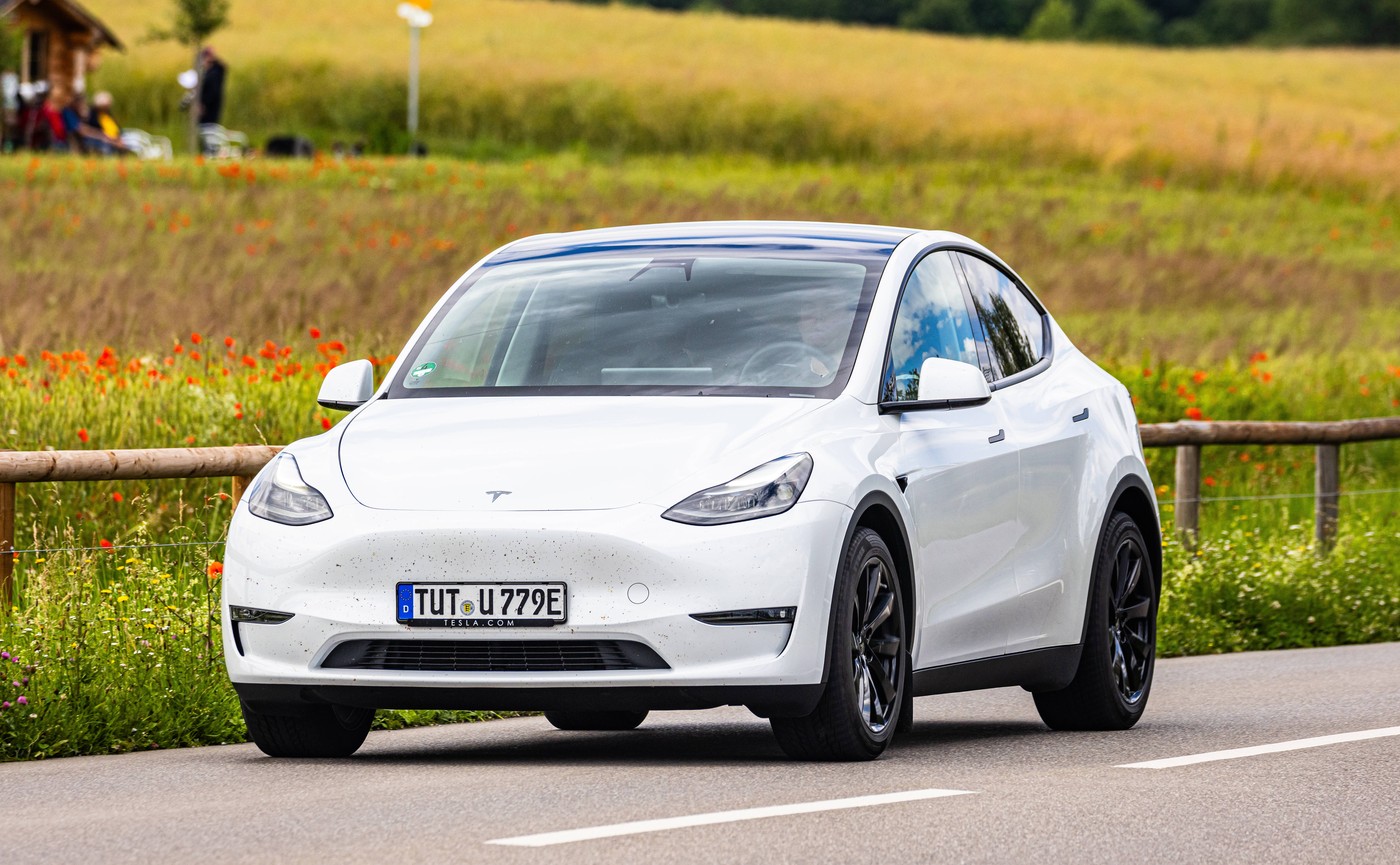 Un inginer auto a testat cum Tesla Autopilot a intrat într-un zid fals în stil Wile E. Coyote