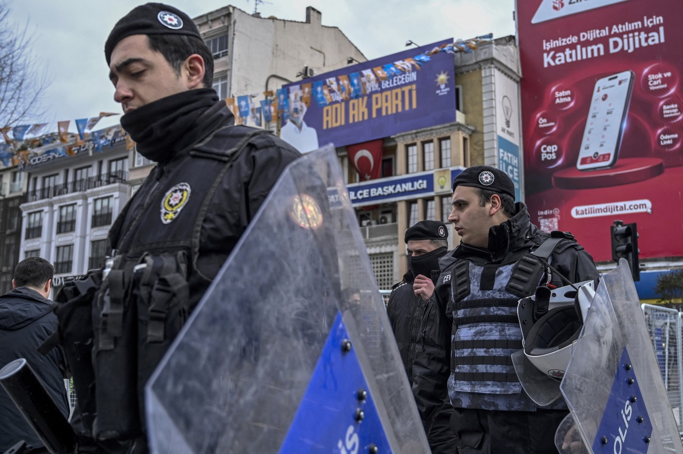 Haos în Istanbul după reținerea primarului Imamoglu, rivalul lui Erdogan: X și YouTube sunt inaccesibile, metroul este oprit