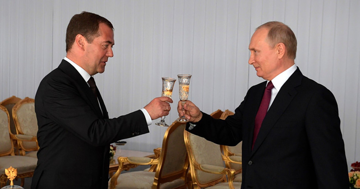 Medvedev, decorat de Putin, atacuri la adresa României
