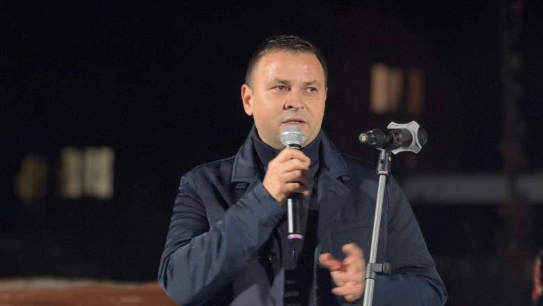 daniel suciu, psd, vorbeste la microfon