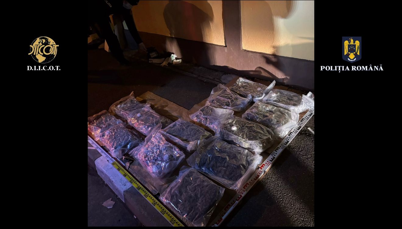 Bărbat prins în București cu 27 de kilograme de canabis și 2 de cocaină, după ce le-a ascuns într-o mașină transportată pe platformă