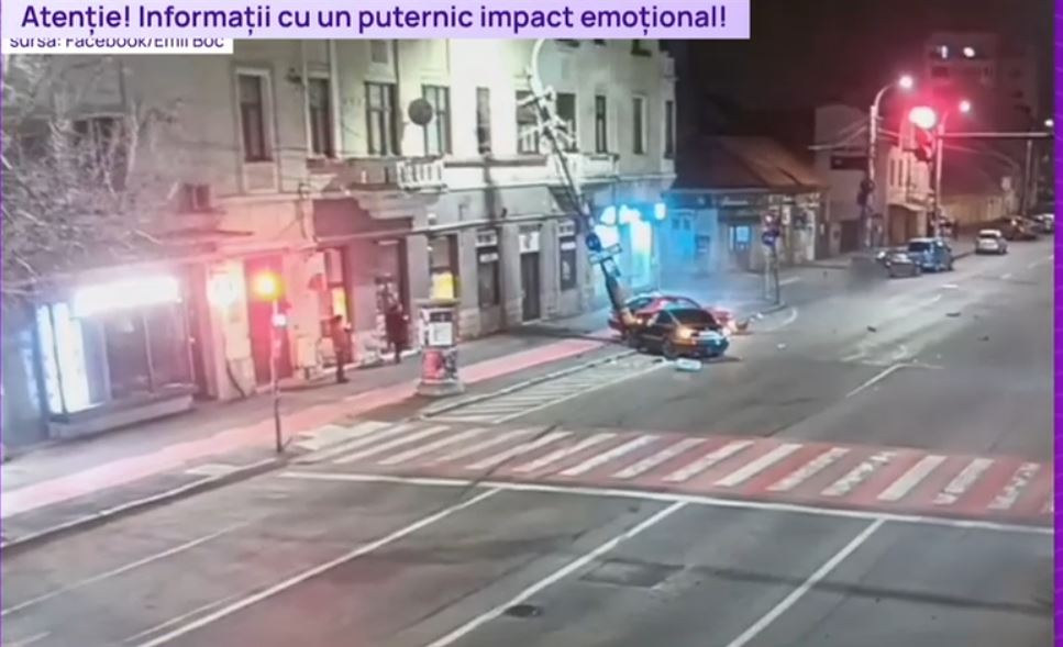 VIDEO Accident grav după o șicanare în trafic: Mașinile s-au izbit de un stâlp, care a căzut peste o clădire