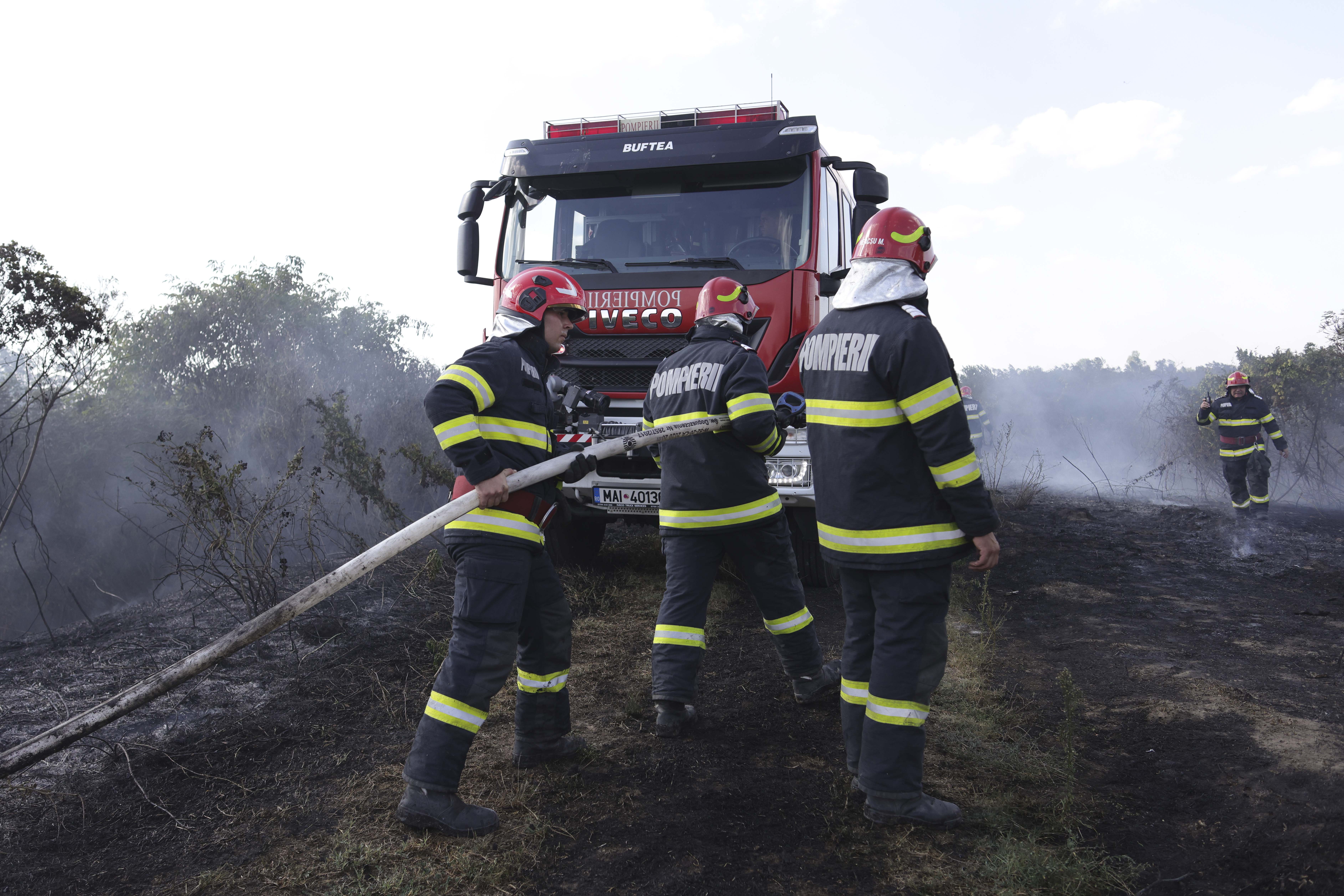 Alertă de incendiu în mai multe județe din România. Autorităţile fac apel la populaţie