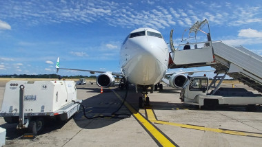 avion cu scara de debarcare trasa