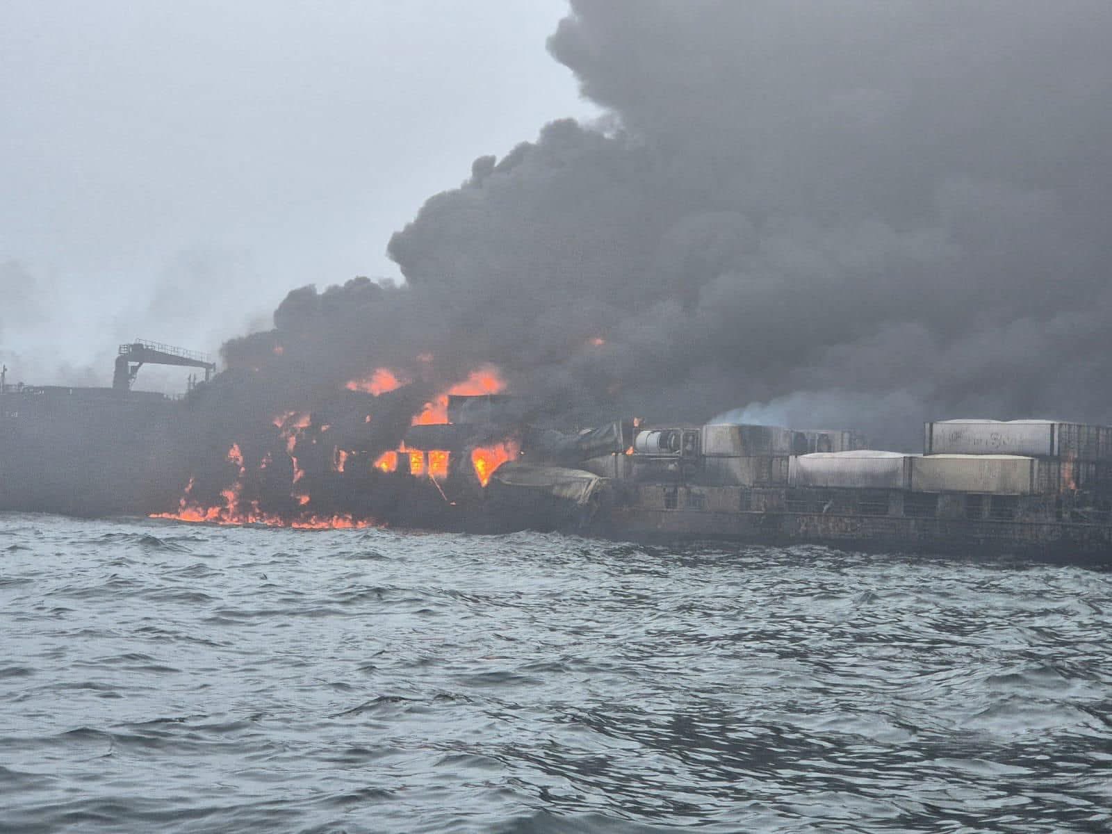 Peste 30 de răniți după ce un petrolier s-a ciocnit cu o navă cargo, în largul Angliei. Incendiu puternic în urma impactului