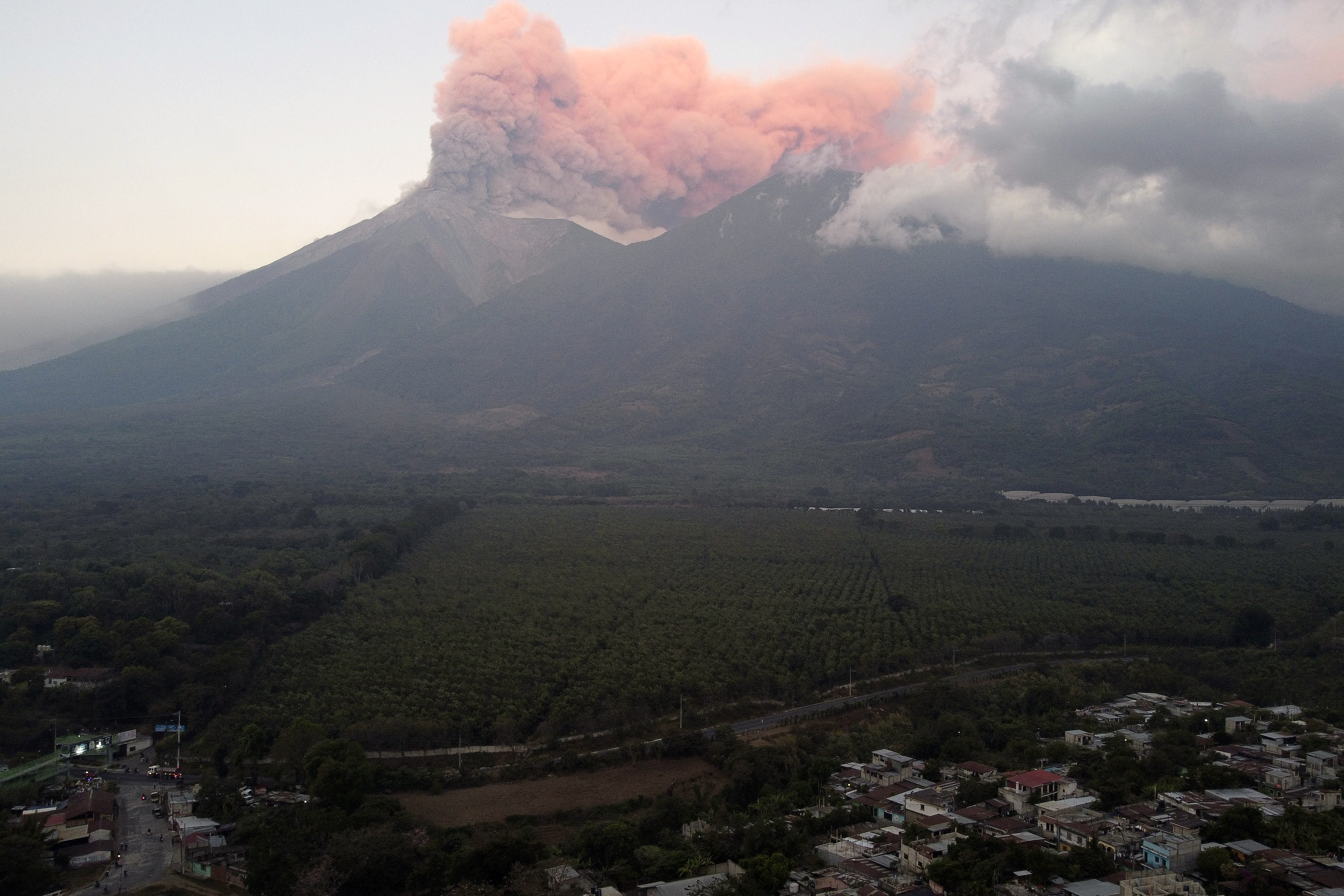 Sute de familii, evacuate de autoritățile din Guatemana după erupția celui mai activ vulcan din America Centrală