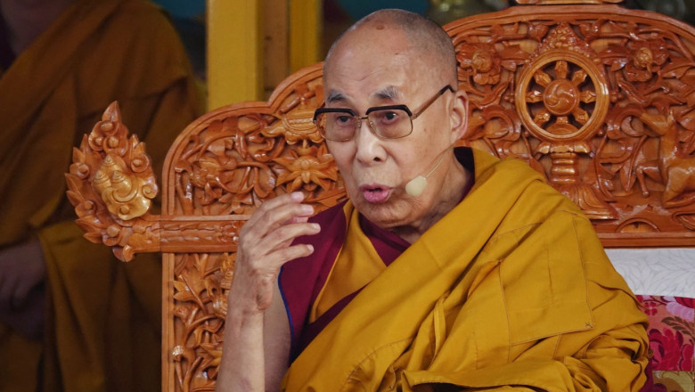  Mesajul transmis de Dalai Lama după moartea papei Francisc: „Cel mai bun omagiu este să fim iubitori” 