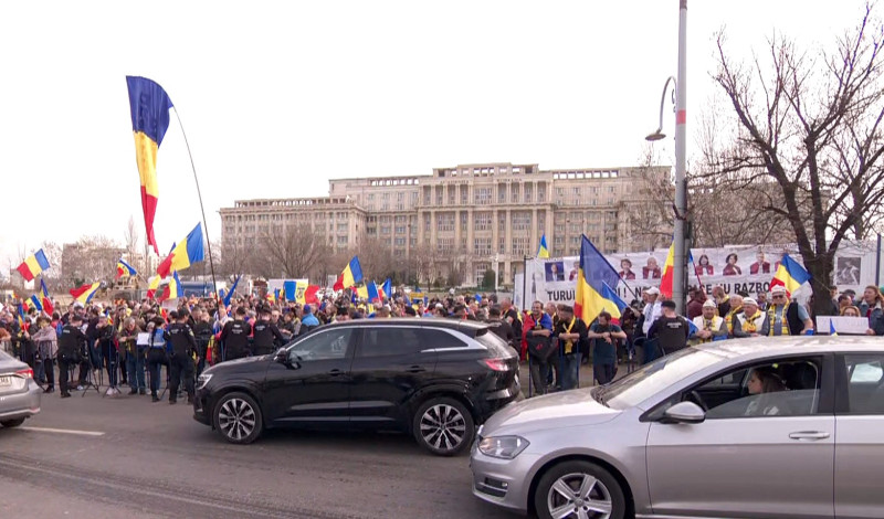 CCR discută azi, de la 17.00, contestația lui Călin Georgescu. Mai mulți susținători ai lui protestează deja în fața instituției