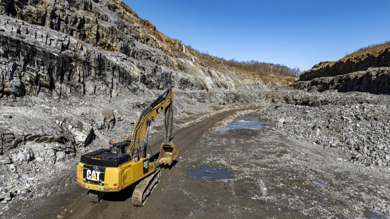 mină-grafit-excavator-canada