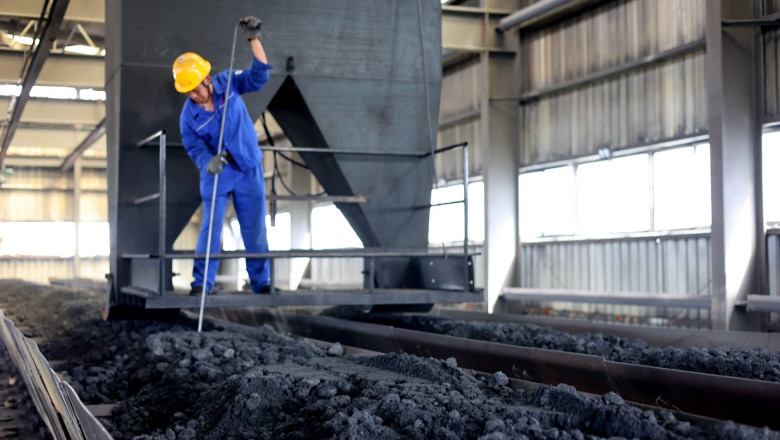 un muncitor lucrează într-o fabrică de prelucrare a grafitului în China