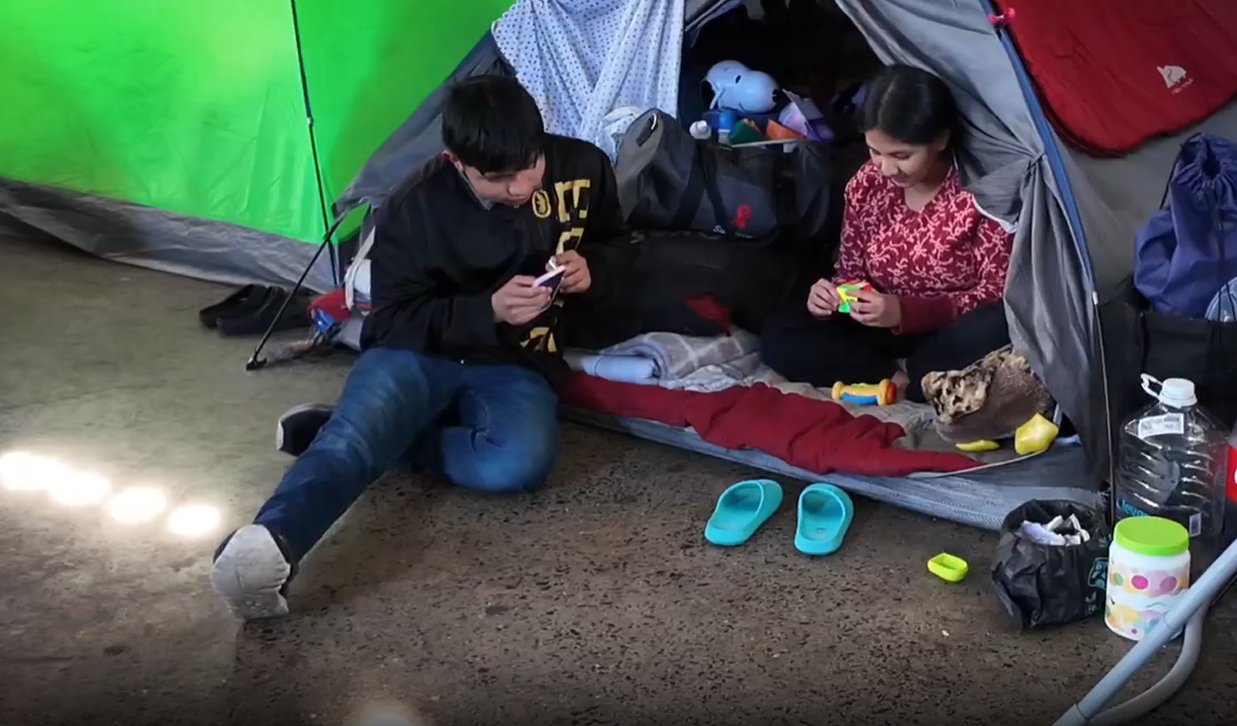 Reportaj într-o tabără de refugiați din Tijuana, Mexic, locul în care, pentru prima oară, o lume mai bună este made in Romania