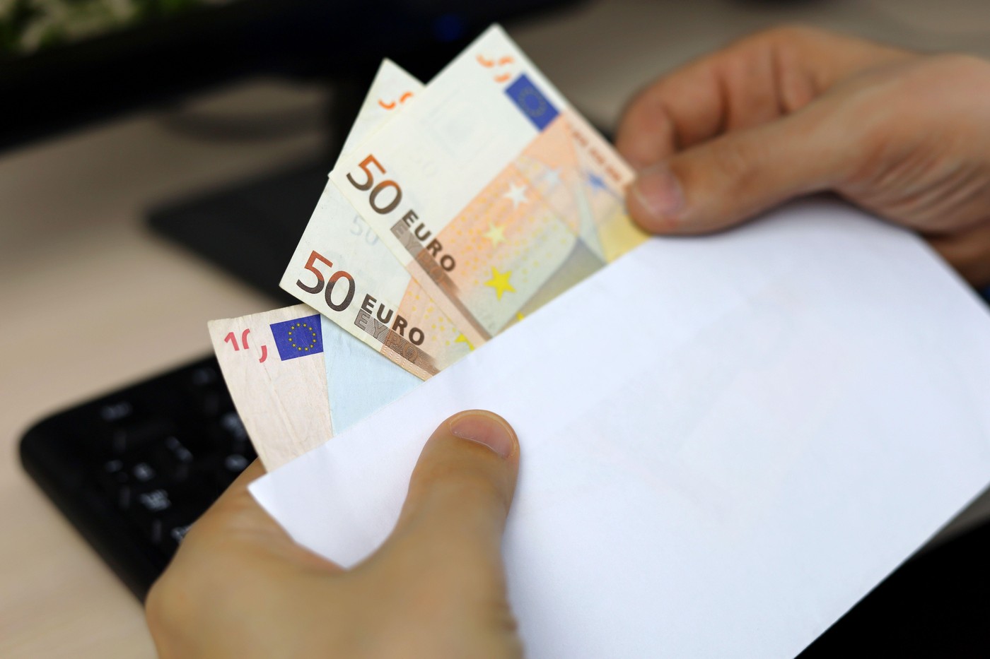 Precizări ANAF privind transferul de bani între rude și banii primiți la nunți și botezuri