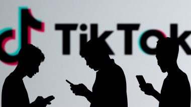 oameni care stau pe telefon si sigma tiktok