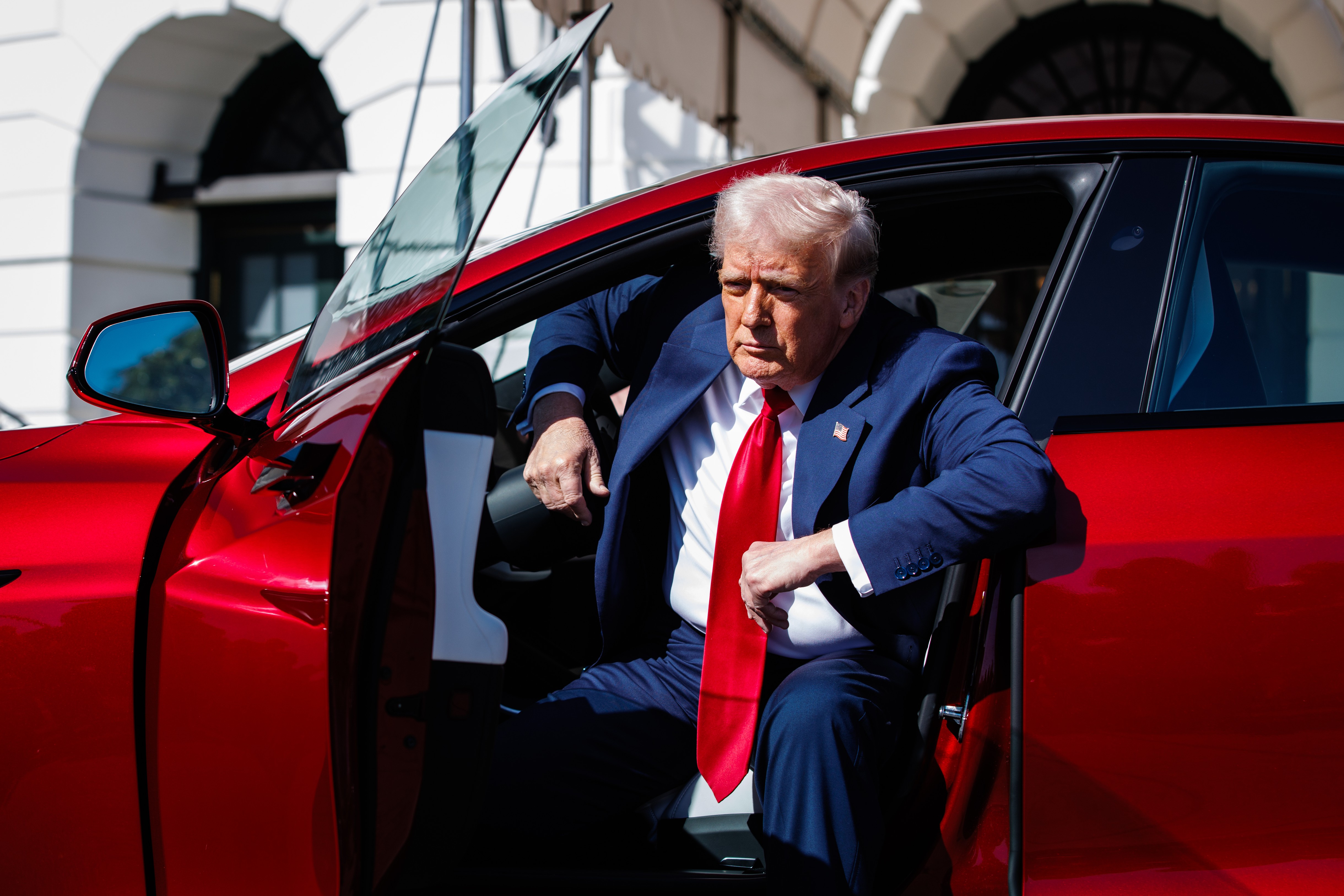 Donald Trump, dealer auto pentru Elon Musk. Și-a cumpărat o Tesla și a defilat cu ea la Casa Albă