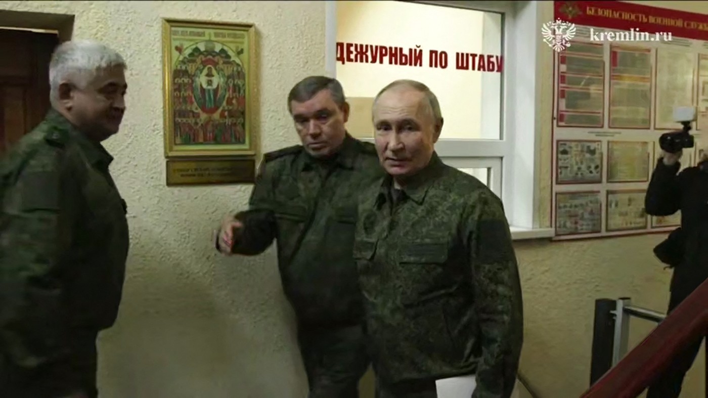 Putin și-a vizitat trupele din Kursk. Șeful armatei ruse i-a spus că ucrainenii din regiune sunt înconjurați