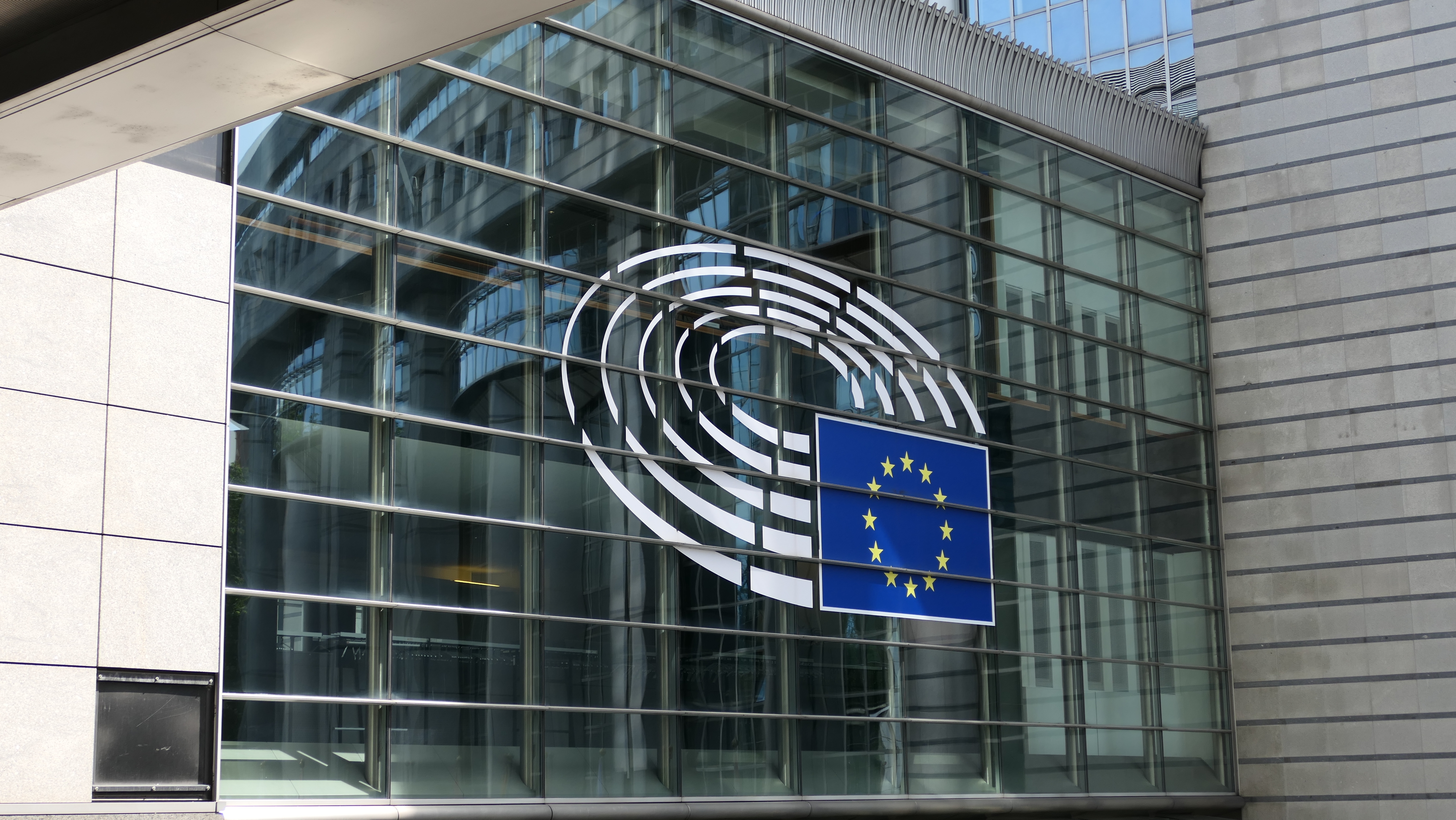 Eurodeputații vor să modifice acordul comercial cu SUA, negociat de Ursula von der Leyen cu Donald Trump