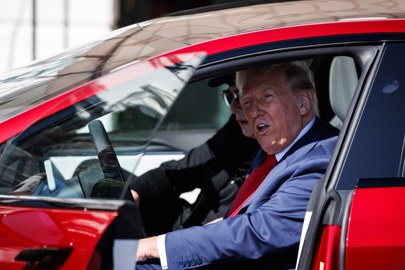 Donald Trump a cumpărat o Tesla de 90.000 de dolari cu 37 de notificări de rechemare în service