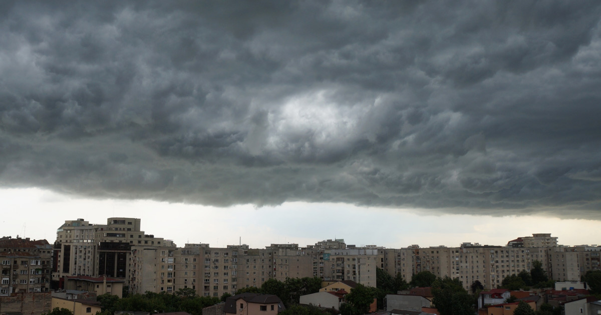 Furtună devastatoare în București: Copaci căzuți și pagube semnificative