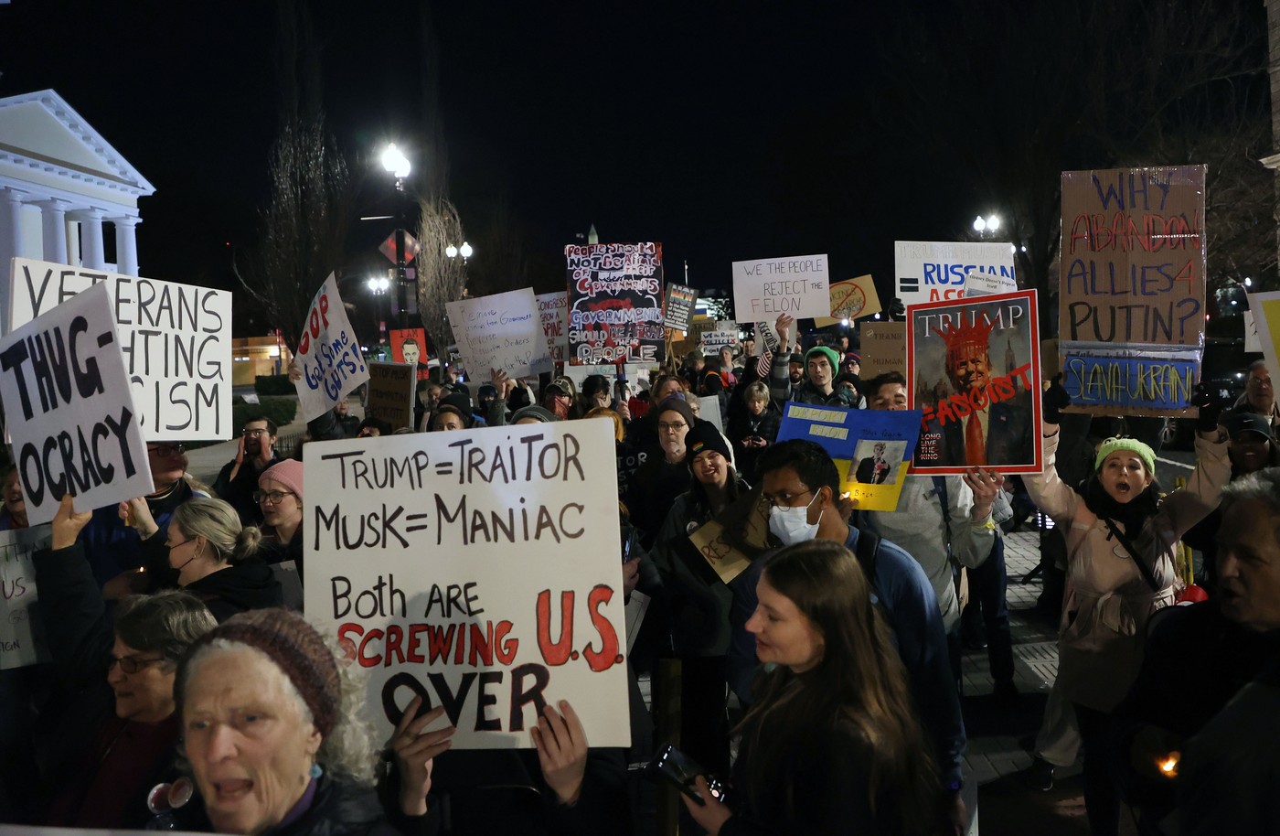 Un judecător a ordonat administrației Trump să dea înapoi locurile de muncă lucrătorilor concediați