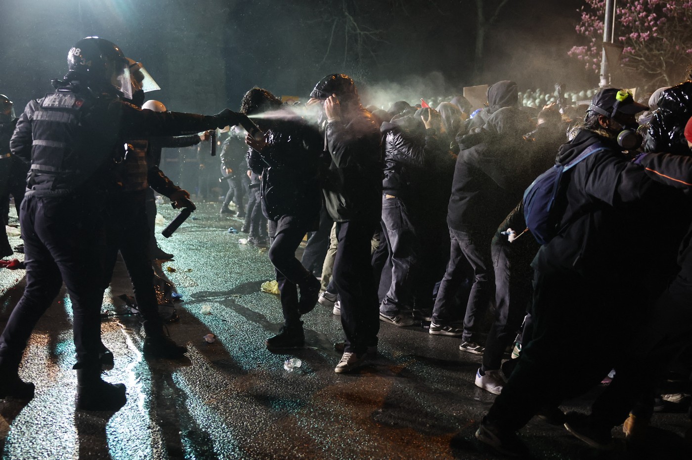 A cincea noapte de proteste masive în Turcia. Forțele de ordine au folosit gaze lacrimogene, gloanțe de cauciuc și tunuri cu apă