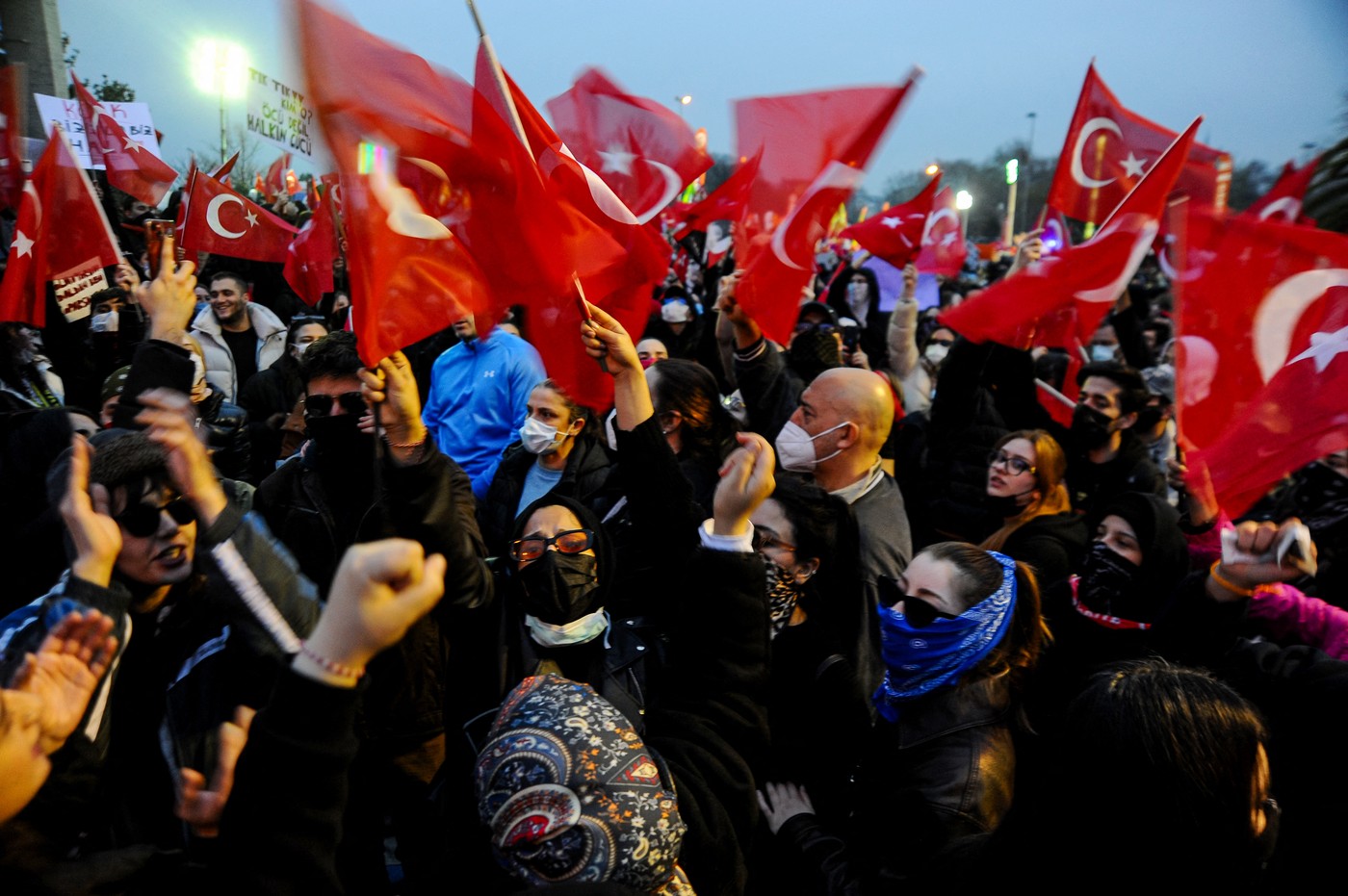 Zeci de mii de oameni au protestat la Istanbul faţă de încarcerarea fostului primar Ekrem Imamoglu