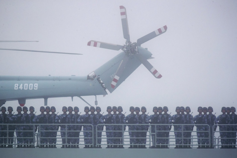 soldați-china-navă-de-război-elicopter