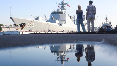 navă militară chineză în portul din Sankt Petersburg