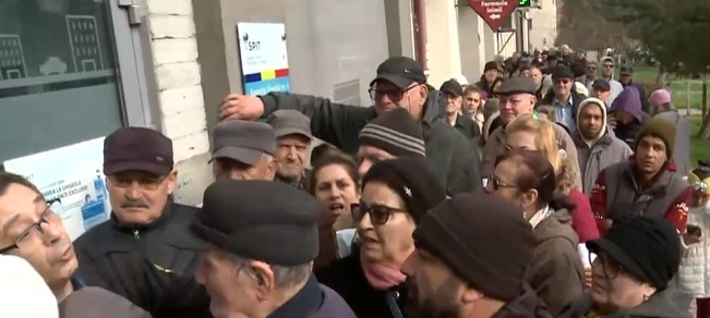 Scandal pentru depunerea unei declarații, în Constanța. Motivul pentru care mii de oameni stau cu orele la coadă: „E bătaie de joc”