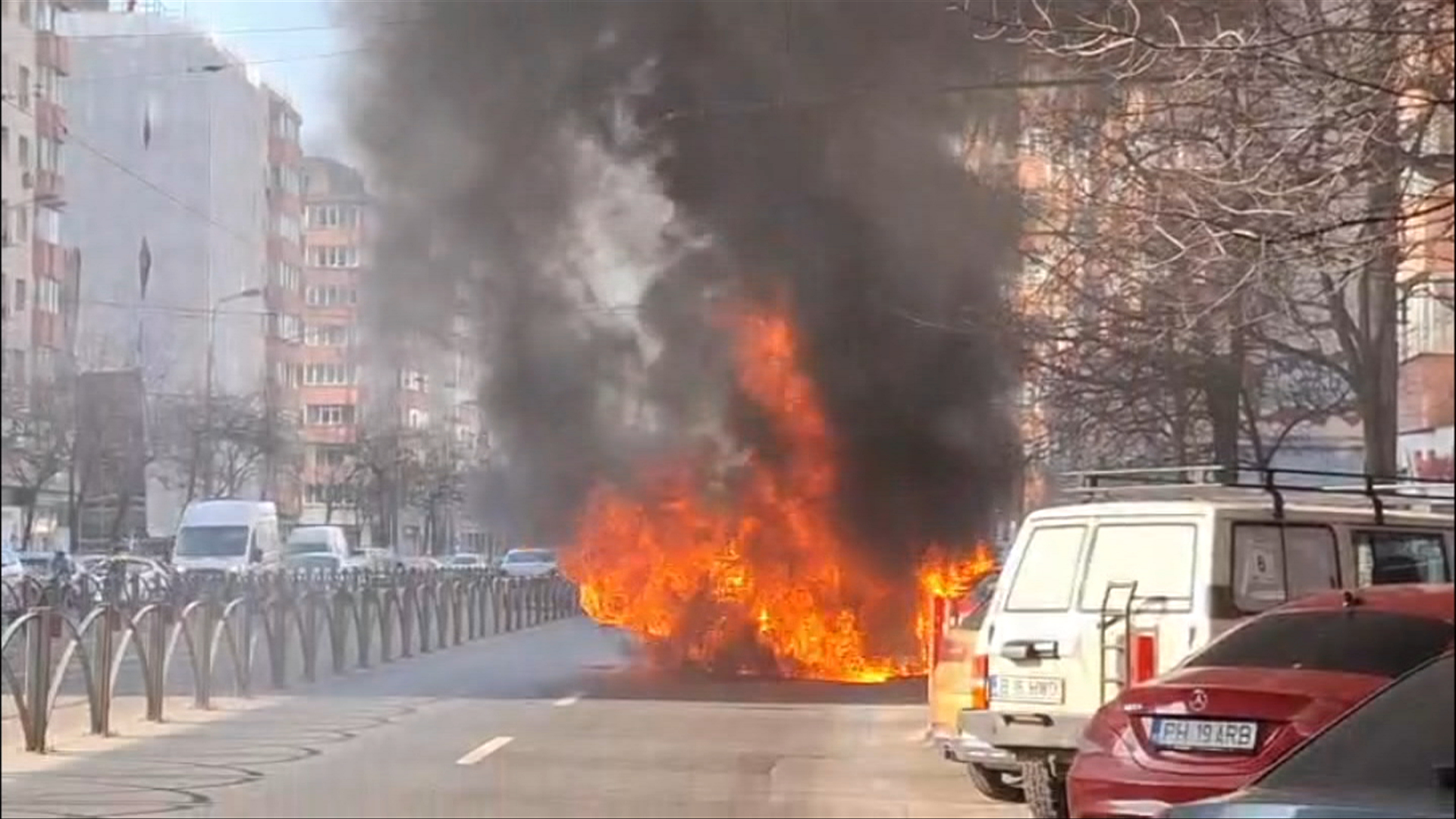 Incendiu puternic în București: mai multe mașini au luat foc pe Calea Moșilor. Au fost aplicate restricții de circulație