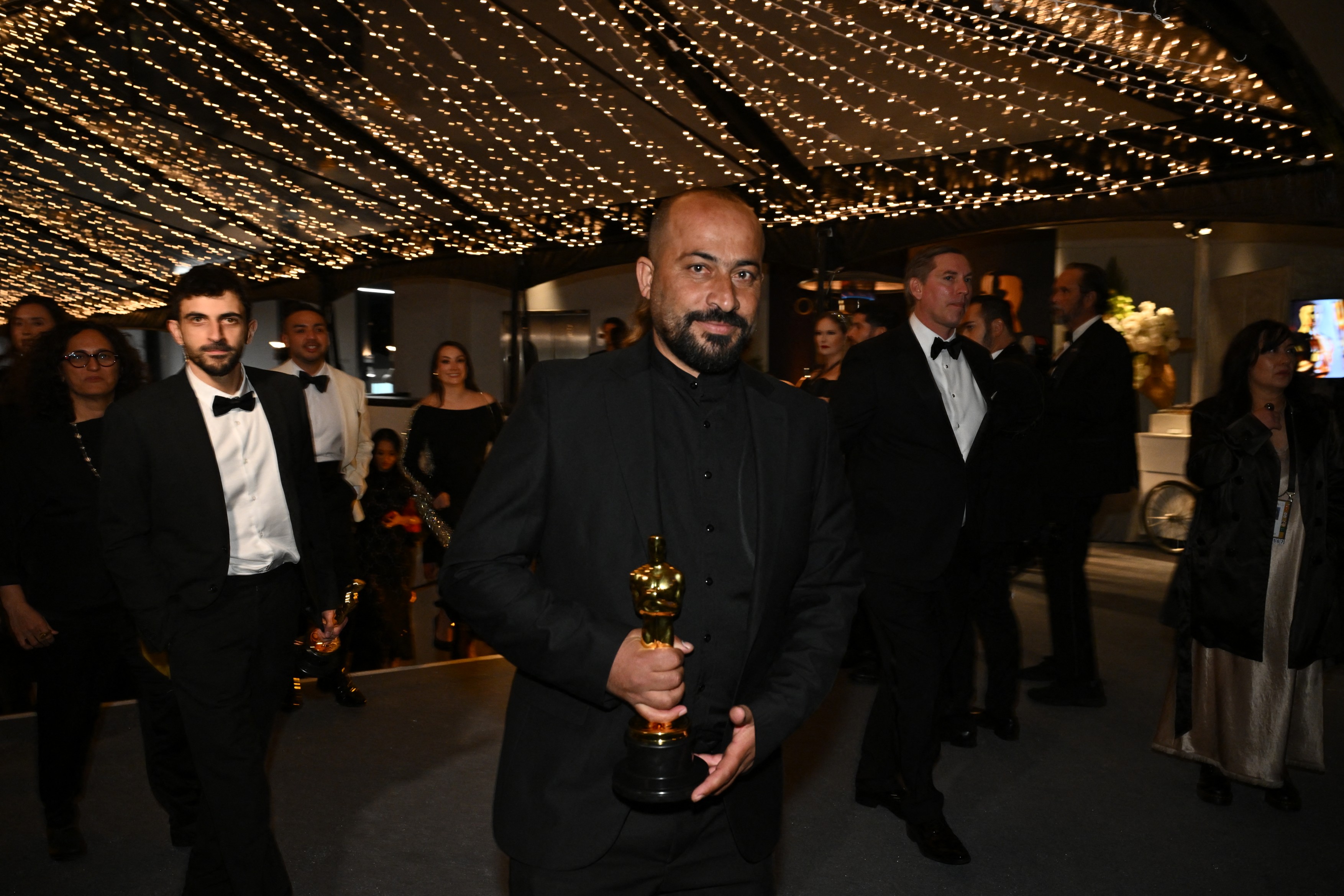 Regizorul palestinian Hamdan Ballal, recent premiat cu Oscar, a fost bătut de coloniștii evrei și arestat din fața casei sale de IDF