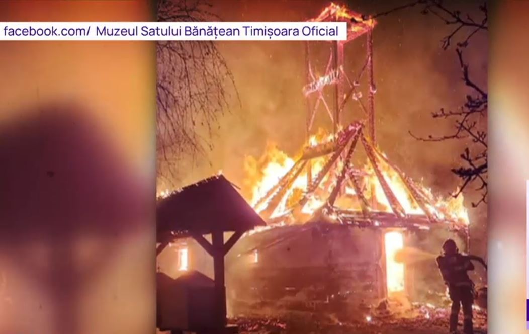 Monument istoric, distrus de flăcări: Biserica din lemn din Muzeul Satului Timișoara, veche de 300 de ani, a ars complet