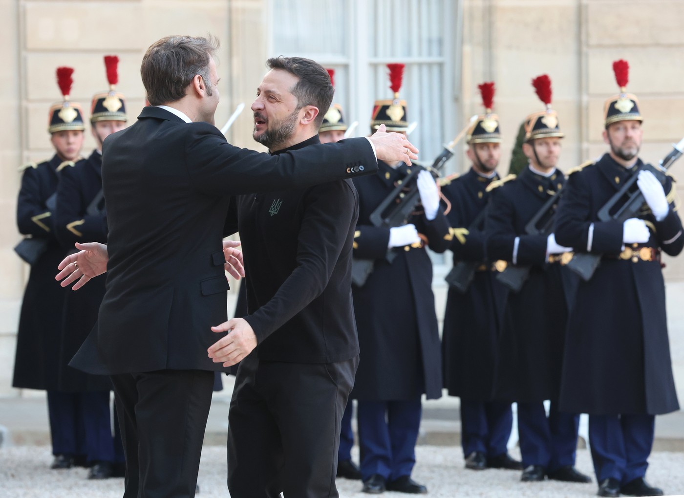 Macron anunță un ajutor de 2 mld. de euro pentru Ucraina, după întâlnirea cu Zelenski. „E vorba de rachete, tancuri și alte arme”