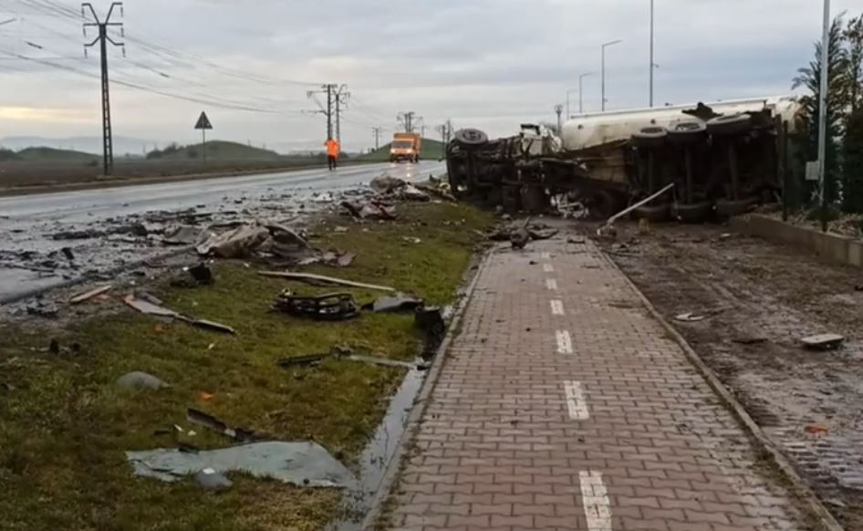 Accident grav între două TIR-uri pe DN7. Ambii șoferi au murit