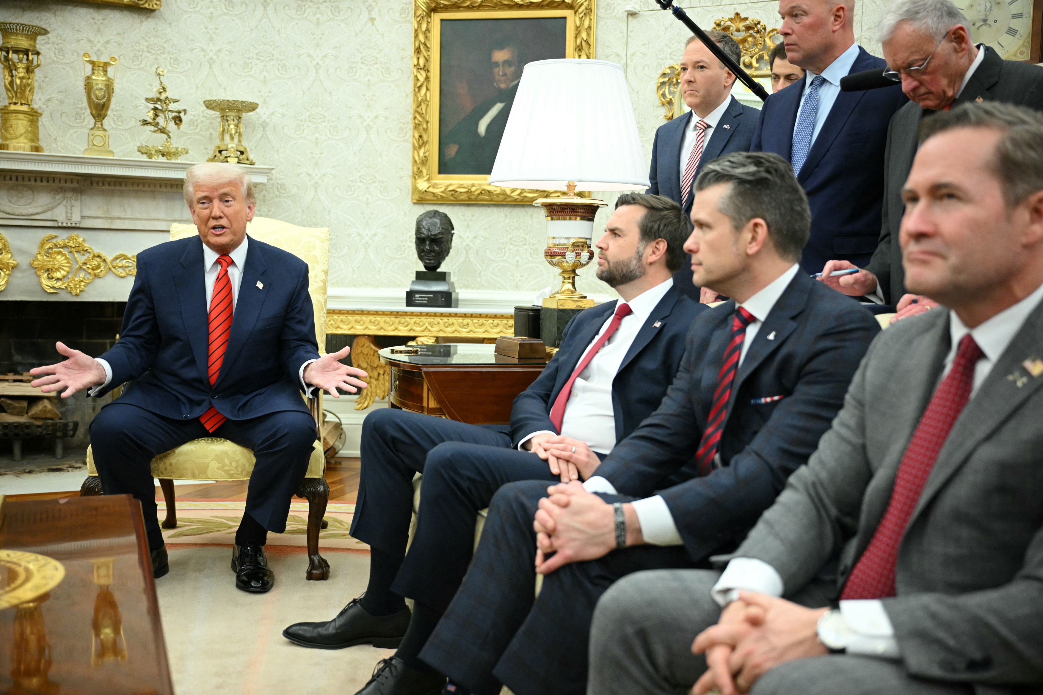 Datele private ale principalilor consilieri de securitate ai lui Donald Trump au ajuns pe internet