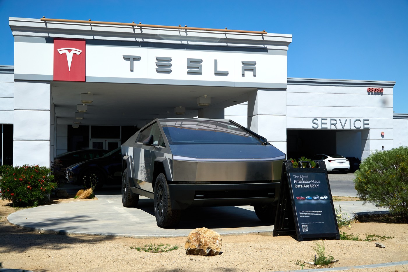 Elon Musk s-a împăcat cu saudiții și lansează Tesla pe cea mai mare piaţă auto din Golf