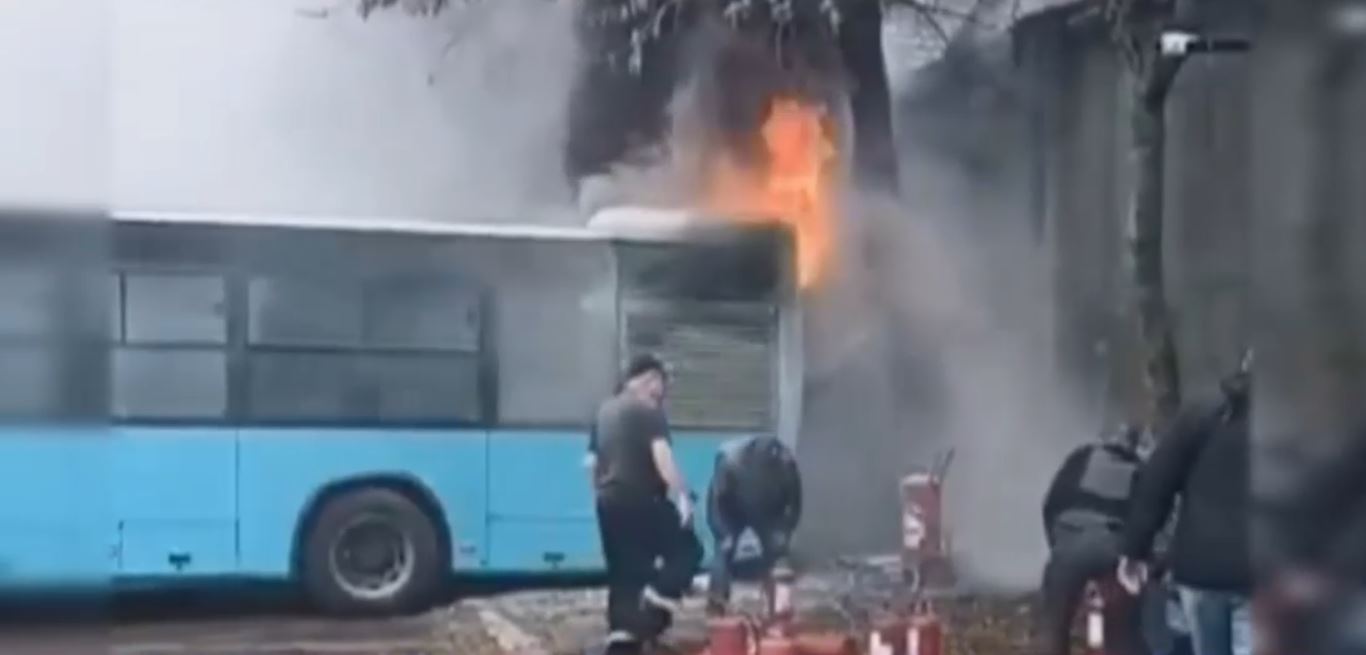 VIDEO Un autobuz STB a luat foc la Autobaza Nordului din București