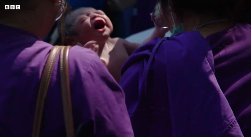 Momentul în care un bebeluș s-a născut în mijlocul dezastrului după cutremurul din Myanmar. Toate spitalele, evacuate de urgență