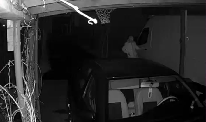 VIDEO Alertă într-un oraș de lângă București: Poliția caută un hoț care provoacă spaimă printre locuitori