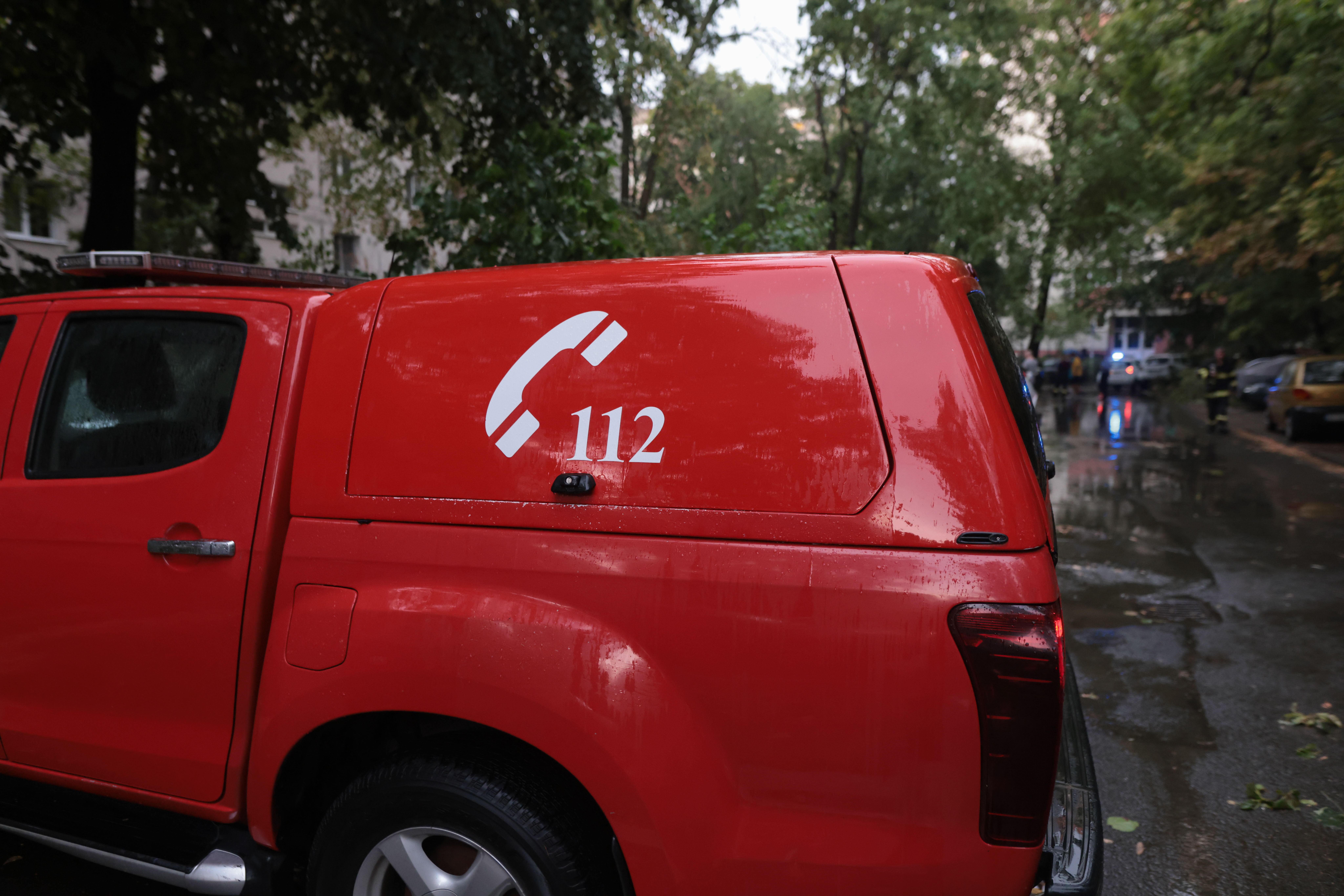 Vremea rea a făcut ravagii: copaci căzuți, acoperișuri smulse și mașini avariate. Pompierii au intervenit în 14 județe și în Capitală